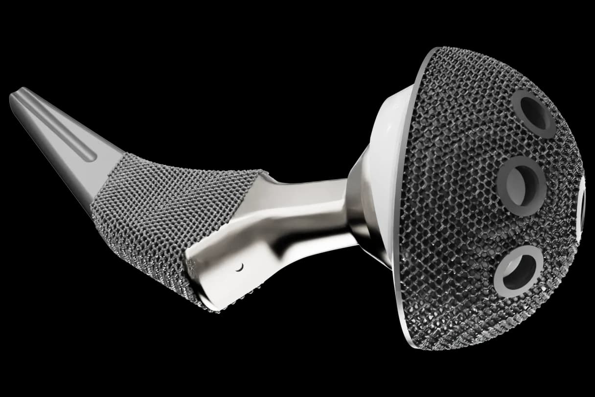 Implante en titanio trabecular con superficie porosa, fabricado por impresión 3D